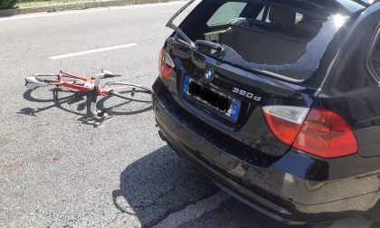 Pensionato in bici tampona l'auto davanti a lui e finisce nel lunotto posteriore