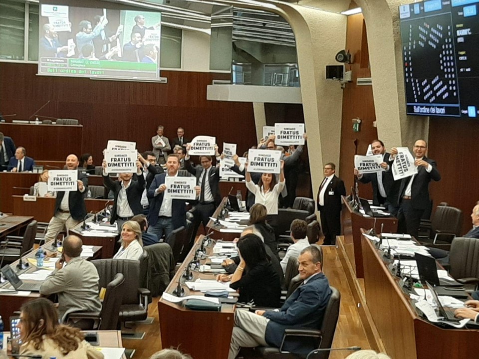 Protesta contro Fratus in Consiglio regionale, il M5s: “Dimettiti”