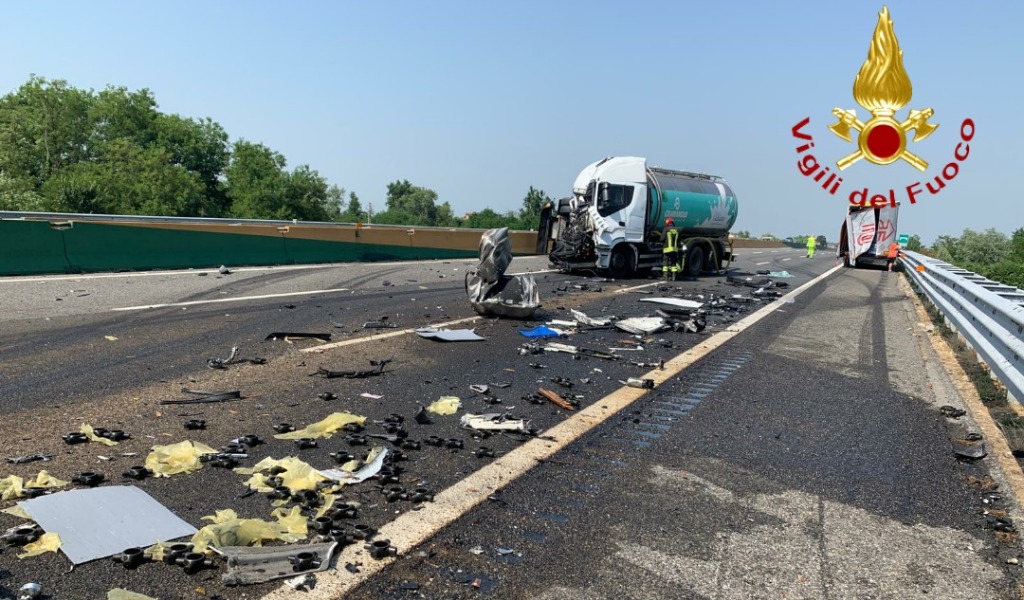 Gravissimo incidente, autostrada A4 chiusa in direzione Milano LE FOTO