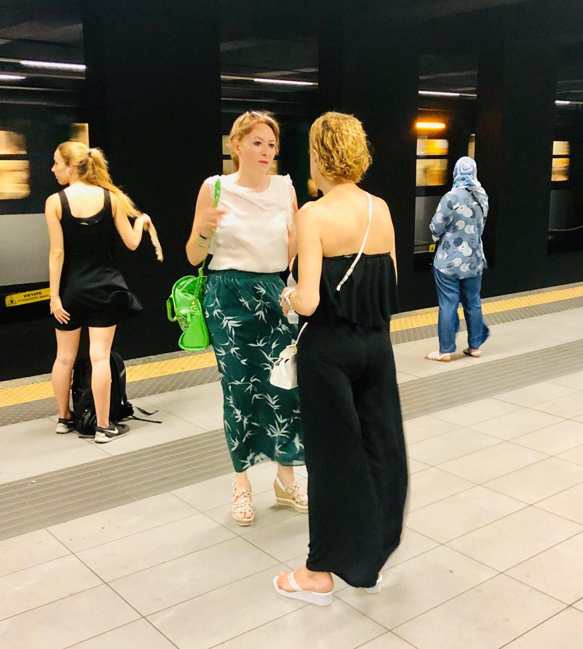 Troppo caldo, la consigliera leghista regala acqua in metro