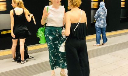 Troppo caldo, la consigliera leghista regala acqua in metro
