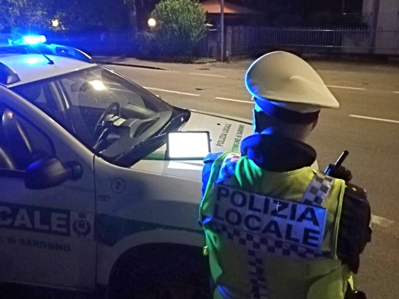 Non si ferma all’alt: fermato era senza patente e in possesso di droga