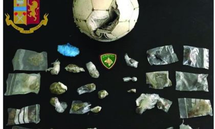 La droga nascosta in un pallone da calcio