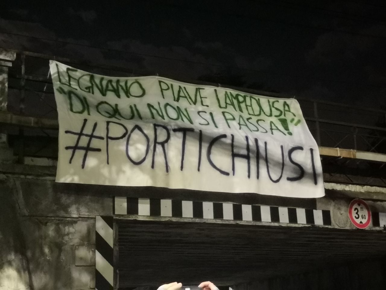 “Non passa lo straniero”, striscioni della Lega Giovani contro le Ong