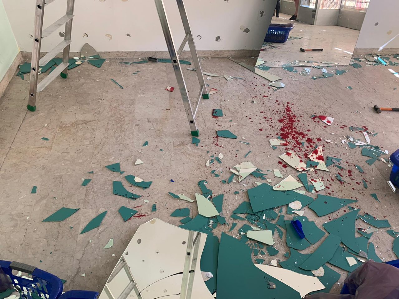 Bareggio: gli cade addosso uno specchio, operaio in gravi condizioni