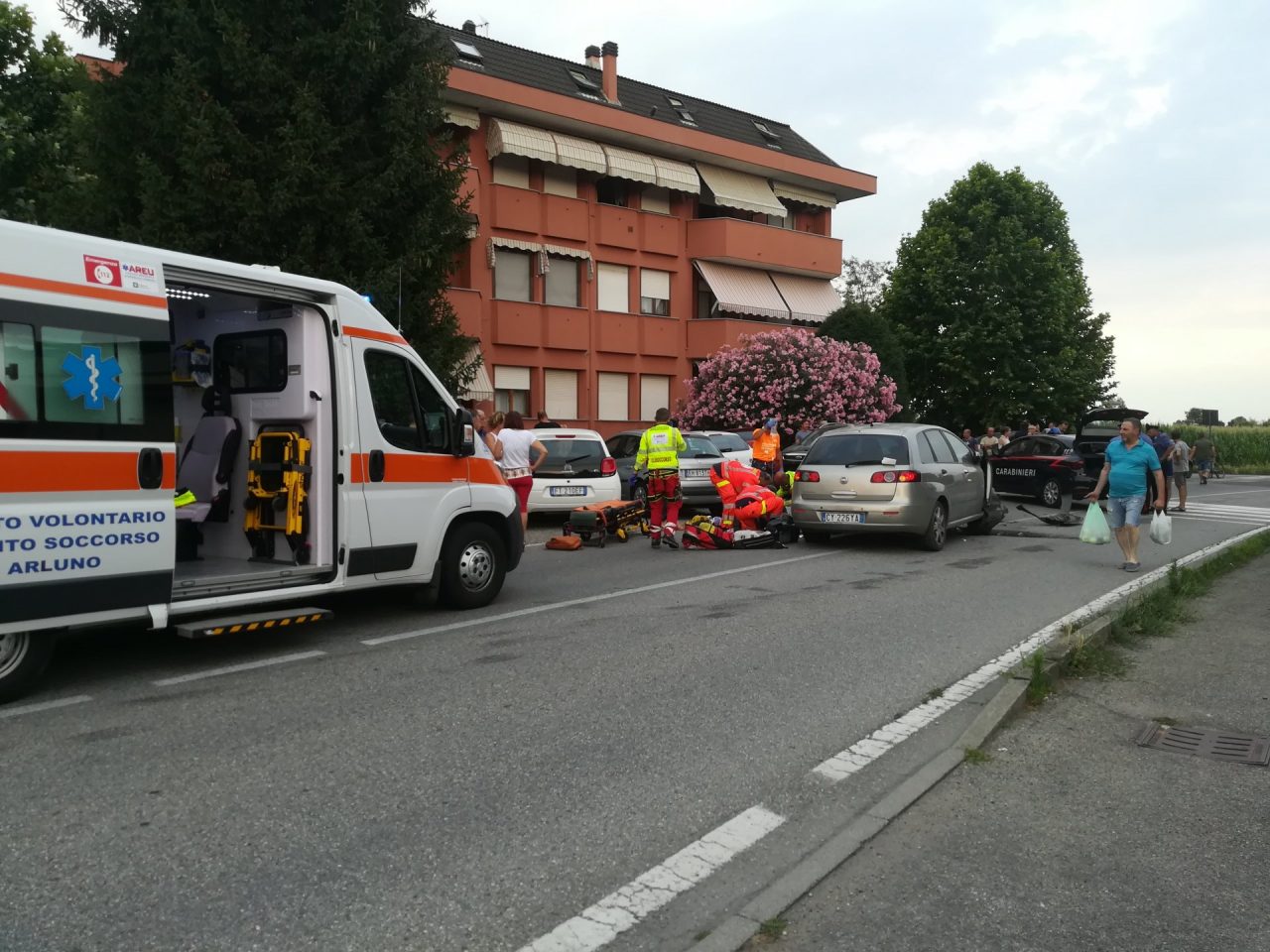 Carambola e si schianta sulle auto in sosta: è grave FOTO
