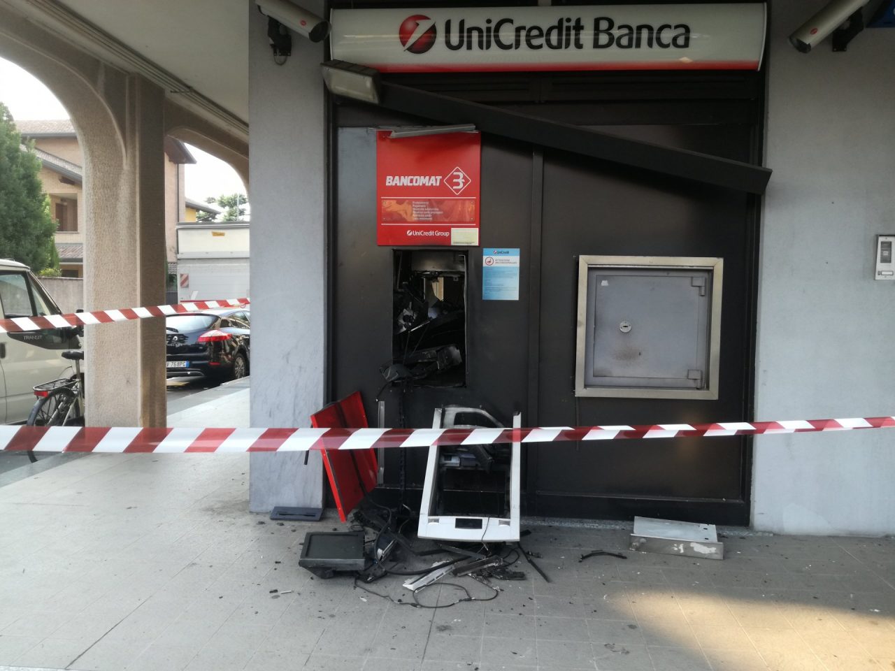 Bareggio, fanno esplodere il bancomat ma fuggono senza soldi