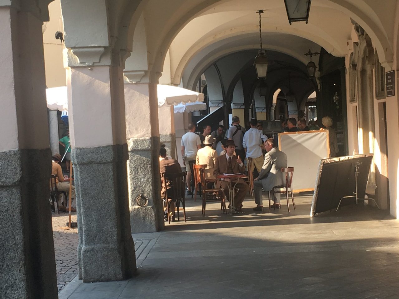 Atmosfera anni 20 in piazza sul set dello spot Abarth