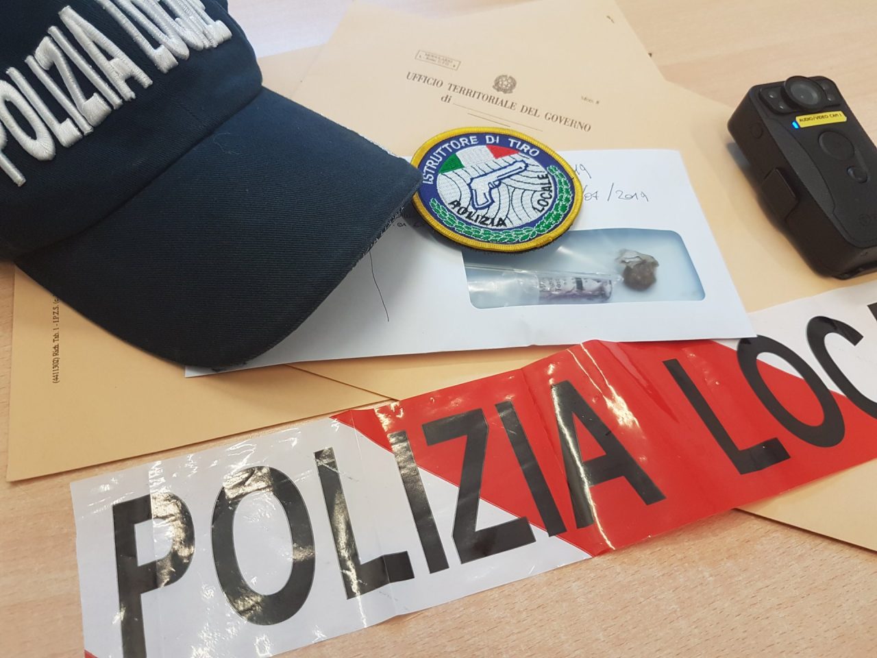 Eroina nei calzini: fermati dagli agenti in bici