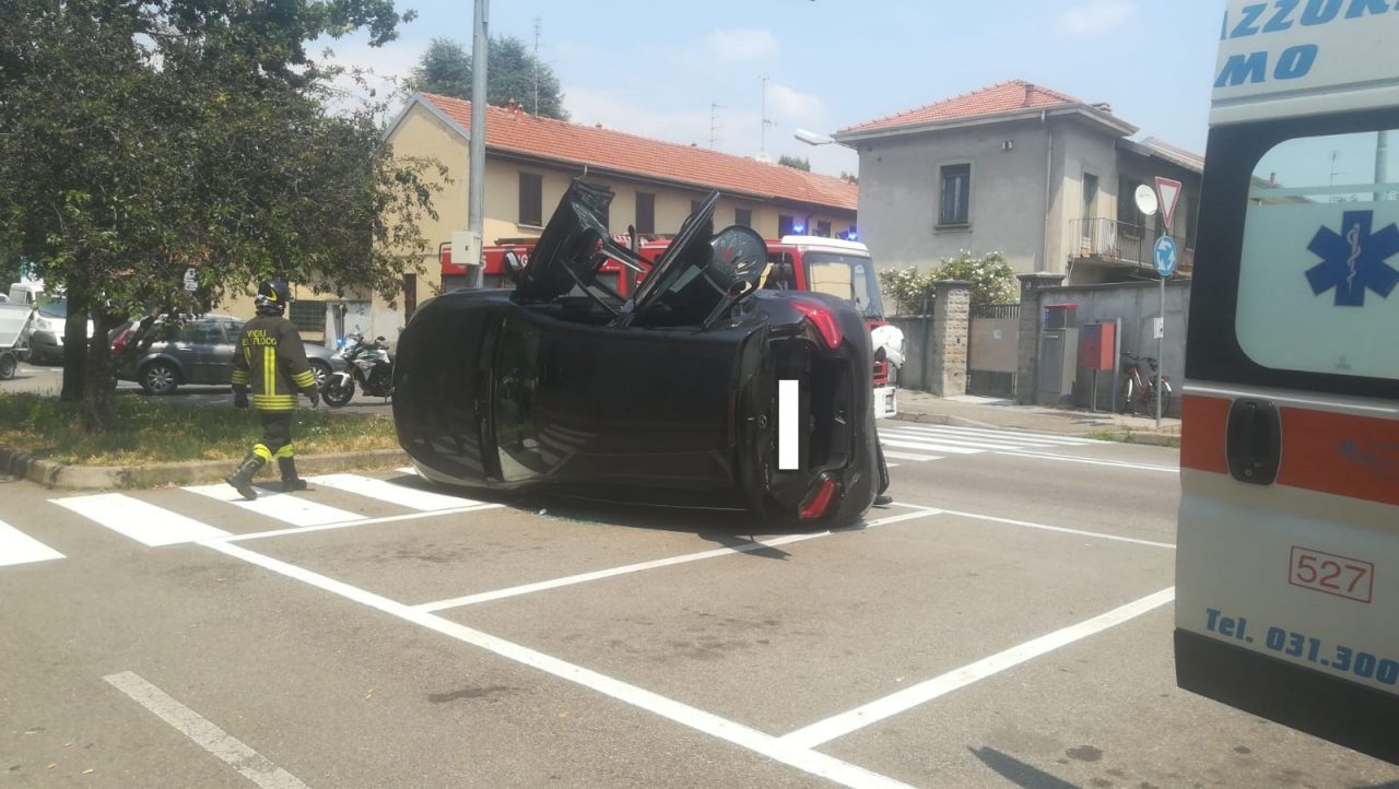 Grave incidente in via Filzi: auto ribaltata e 3 persone coinvolte – LE FOTO