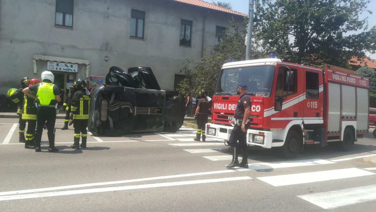 Legnano, auto ribaltata in via Filzi