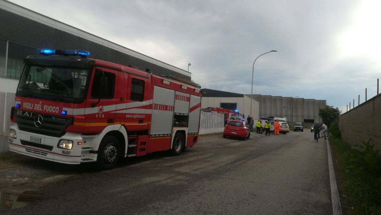 Incendio in  ditta chimica a Gorla, mezzi in azione