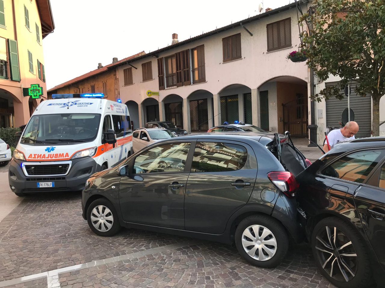 Arconate, tamponamento in piazza Libertà