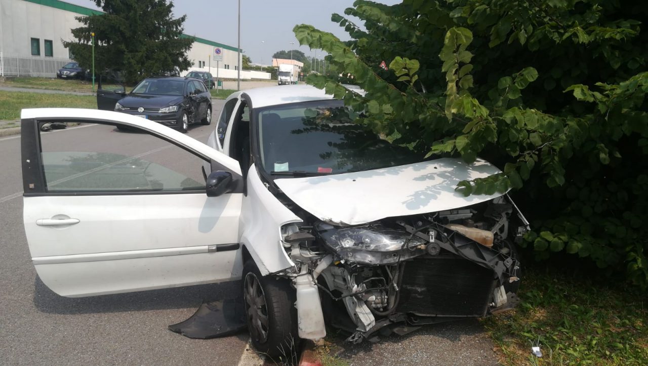 Terribile scontro tra due auto a Marnate FOTO