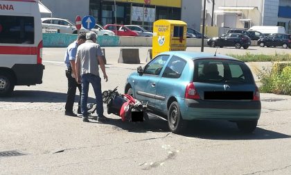 Incidente a Legnano: una moto rimane incastrata sotto un'auto FOTO
