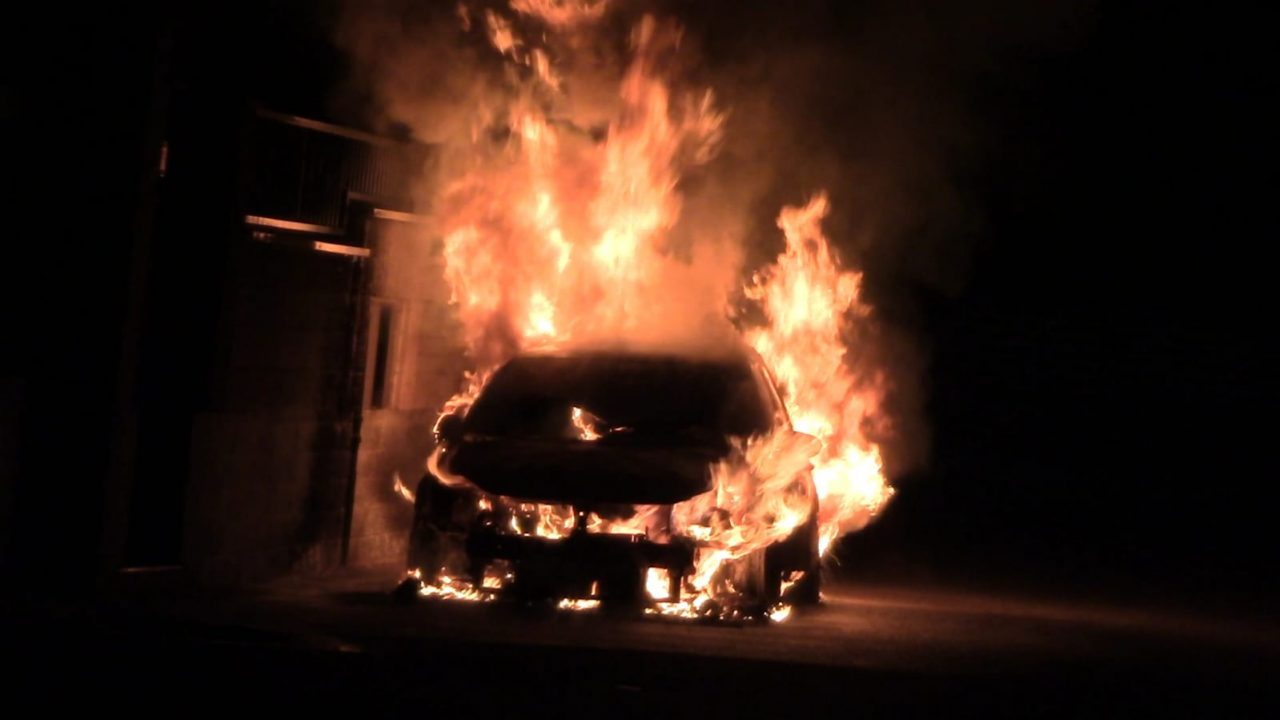 Paura a Gorla Minore per un’auto in fiamme FOTO e VIDEO