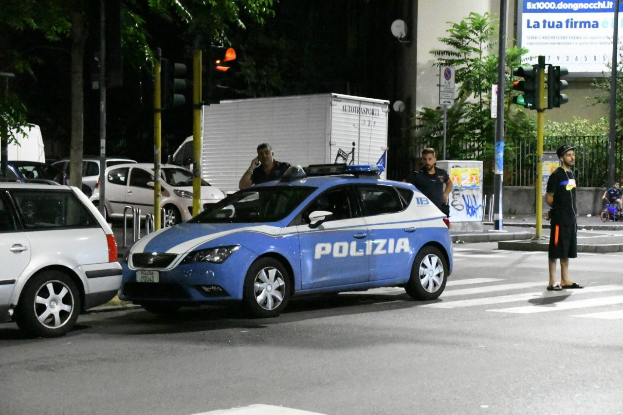 Accoltellato a Milano, è gravissimo SIRENE DI NOTTE