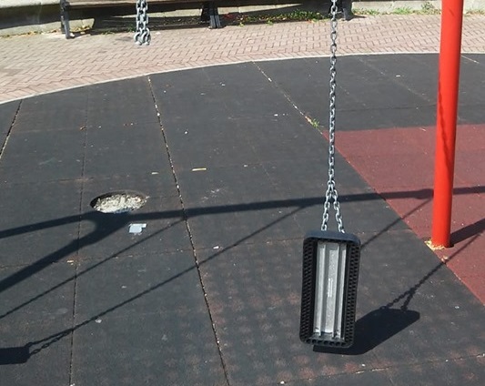 Vandali scatenati al parco giochi, la rabbia del sindaco