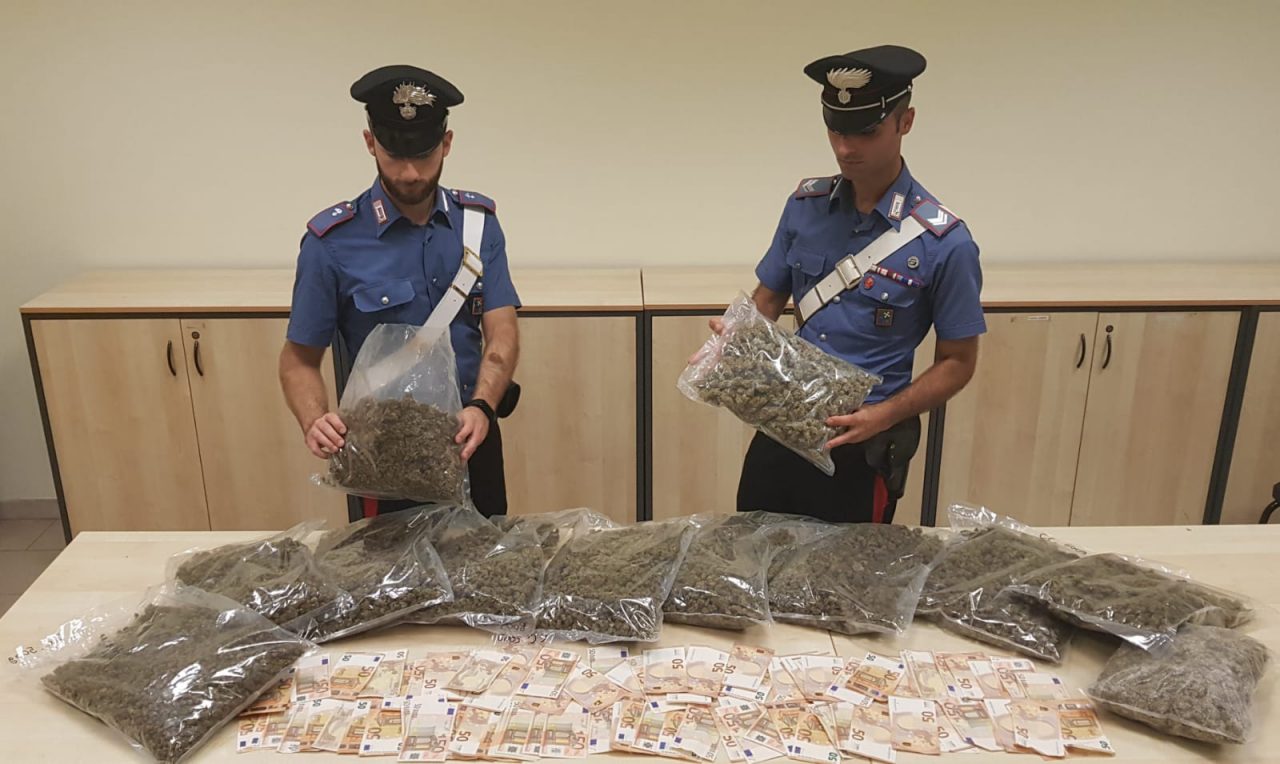 Si nasconde dietro l’auto con sei chili di marijuana: arrestato