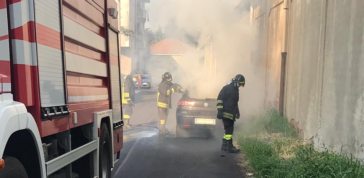 Auto distrutta dal fuoco a Busto Garolfo