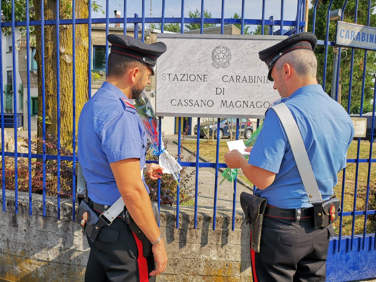 Carabiniere ucciso: fiori e messaggi fuori dalla caserma