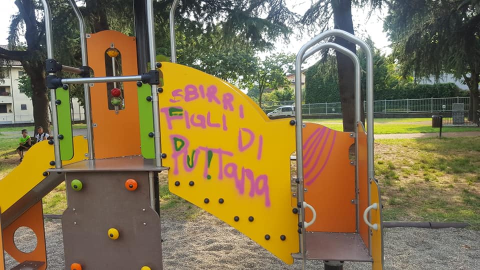 Vandali al parchetto: insulti alla polizia