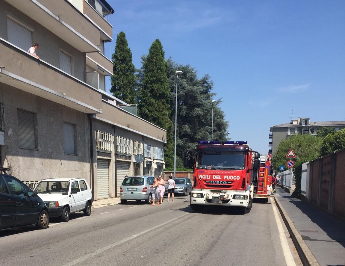 Bruciano i rifiuti sul balcone: arrivano i Vigili del fuoco