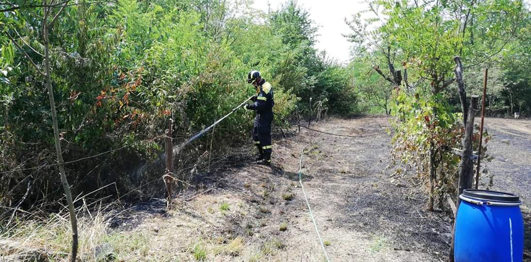 Incendio a Cascina Gatta: volontari in azione da ore FOTO