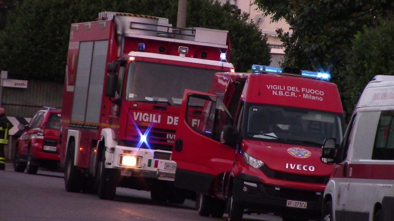 Brucia capannone, ingente dispiegamento di uomini e mezzi
