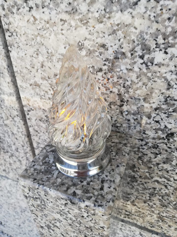 Furti al cimitero, via anche il vetro dei lumini