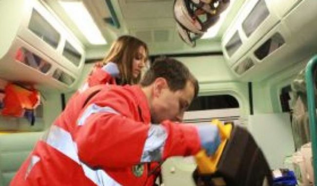 Schianto in moto contro il guardrail, muore 23enne