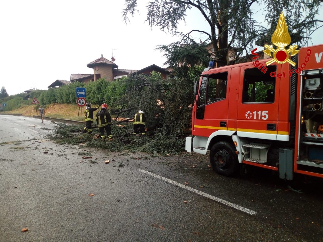 Maltempo sul Varesotto, superlavoro per i Vigili del fuoco