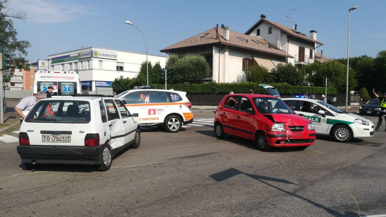 Schianto in viale Sabotino: auto si ribalta