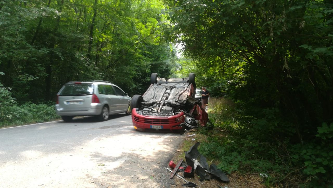Si cappotta durante un sorpasso: paura per un 41enne