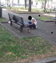 Piazza Libertà proprietà di stranieri alcolizzati e pericolosi, "Abbiamo paura": FOTO E VIDEO