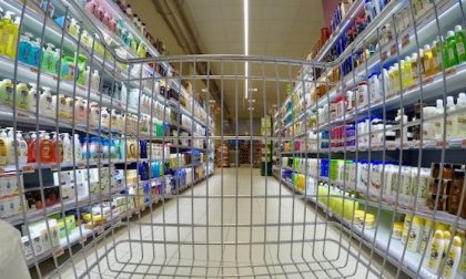 Carrozzina come nascondiglio: si fingeva disabile per rubare al supermercato