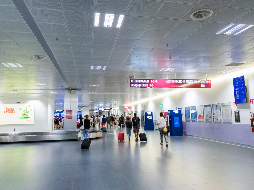Di ritorno da uno scambio culturale, studenti vengono lasciati a terra dall’aereo