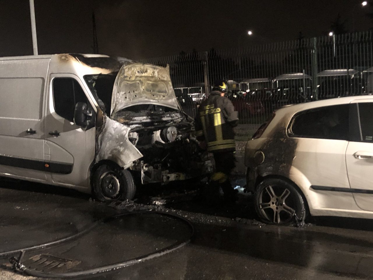 Furgoncino in fiamme a Rho: paura per i residenti FOTO e VIDEO