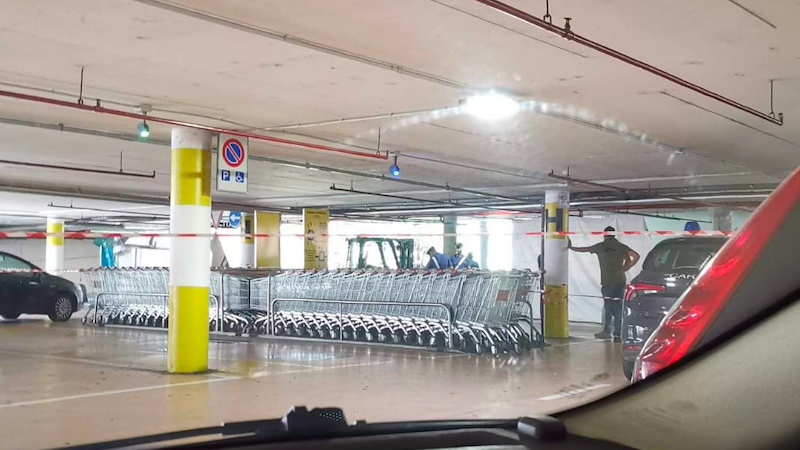 Uomo trovato morto nel parcheggio del centro commerciale