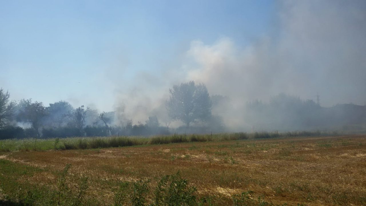 Colonna di fumo e fiamme a pochi metri dalla cartiera