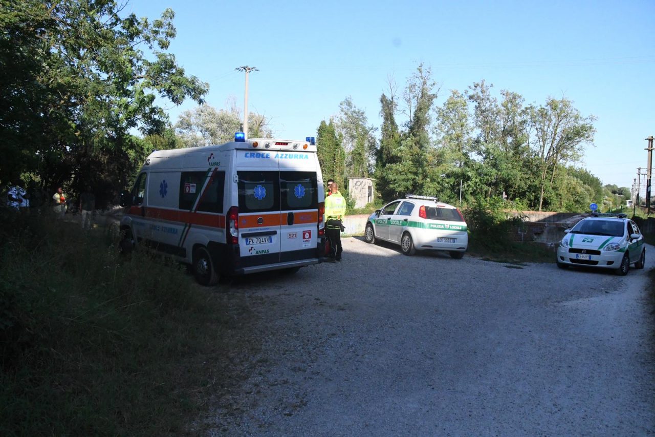 Si tuffa nel canale e rischia di annegare: salvo 22enne