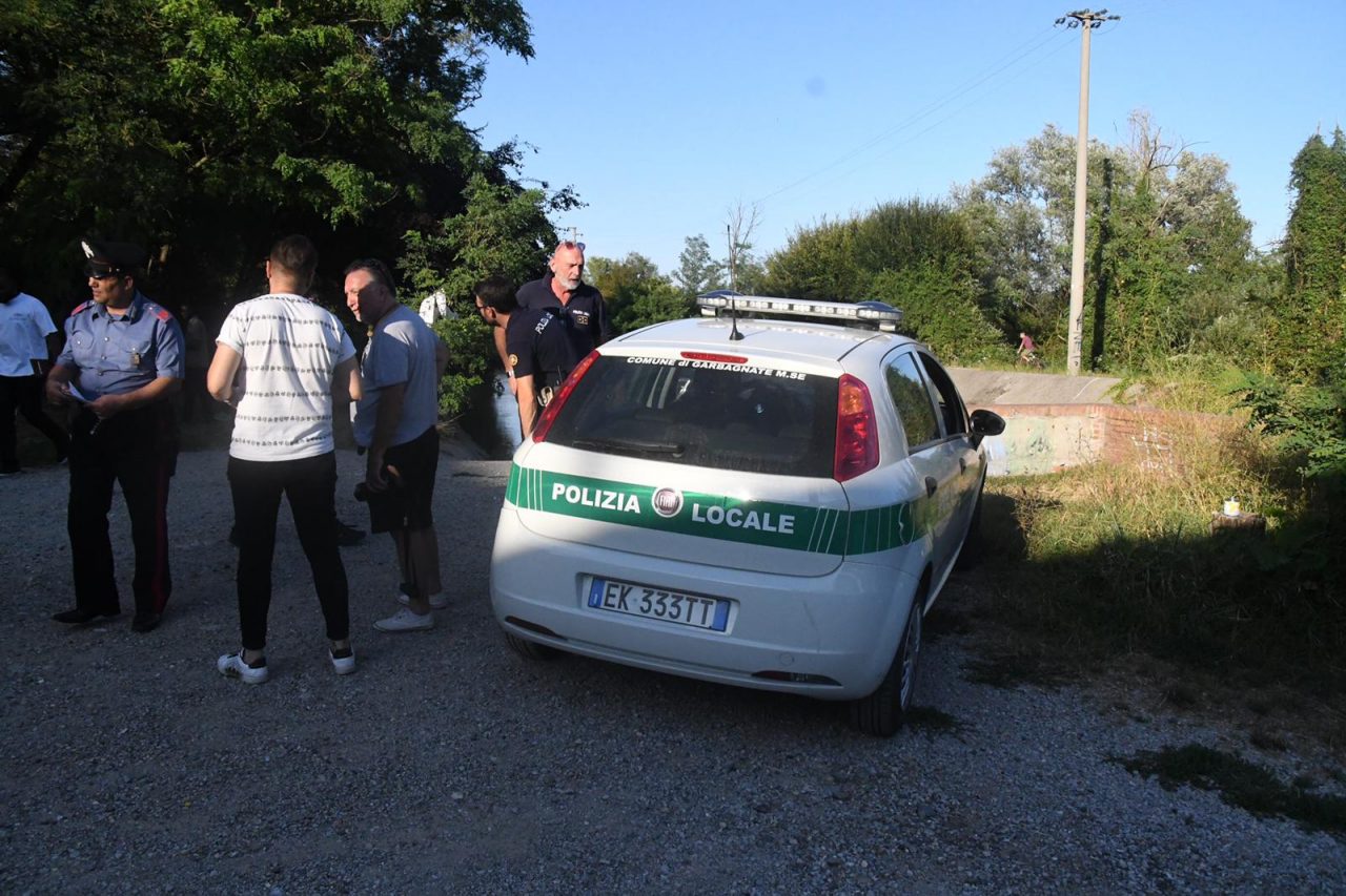 Si tuffa nel canale e rischia di annegare: salvo 22enne
