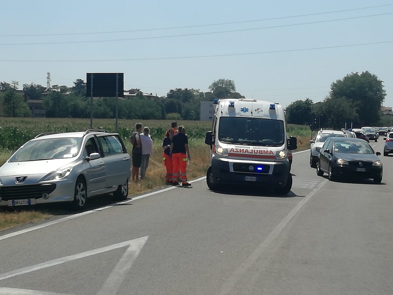 Paura per un centauro: finisce nel fosso a Vanzago