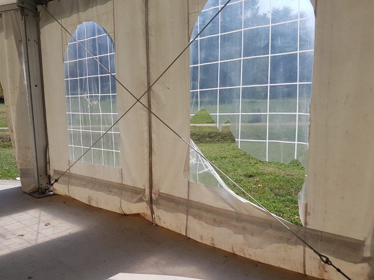 Ancora vandali al Pratone, il sindaco: “Non sistemeremo la tensostruttura”