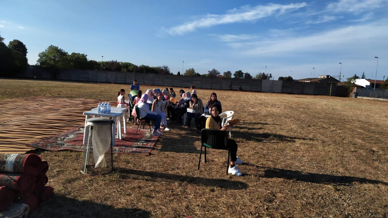 Preghiera, canti e festa in via Crivelli per il sacrificio islamico: la tanto temuta festa dell'Eid si è rivelata un momento pacifico di fede e condivisione.