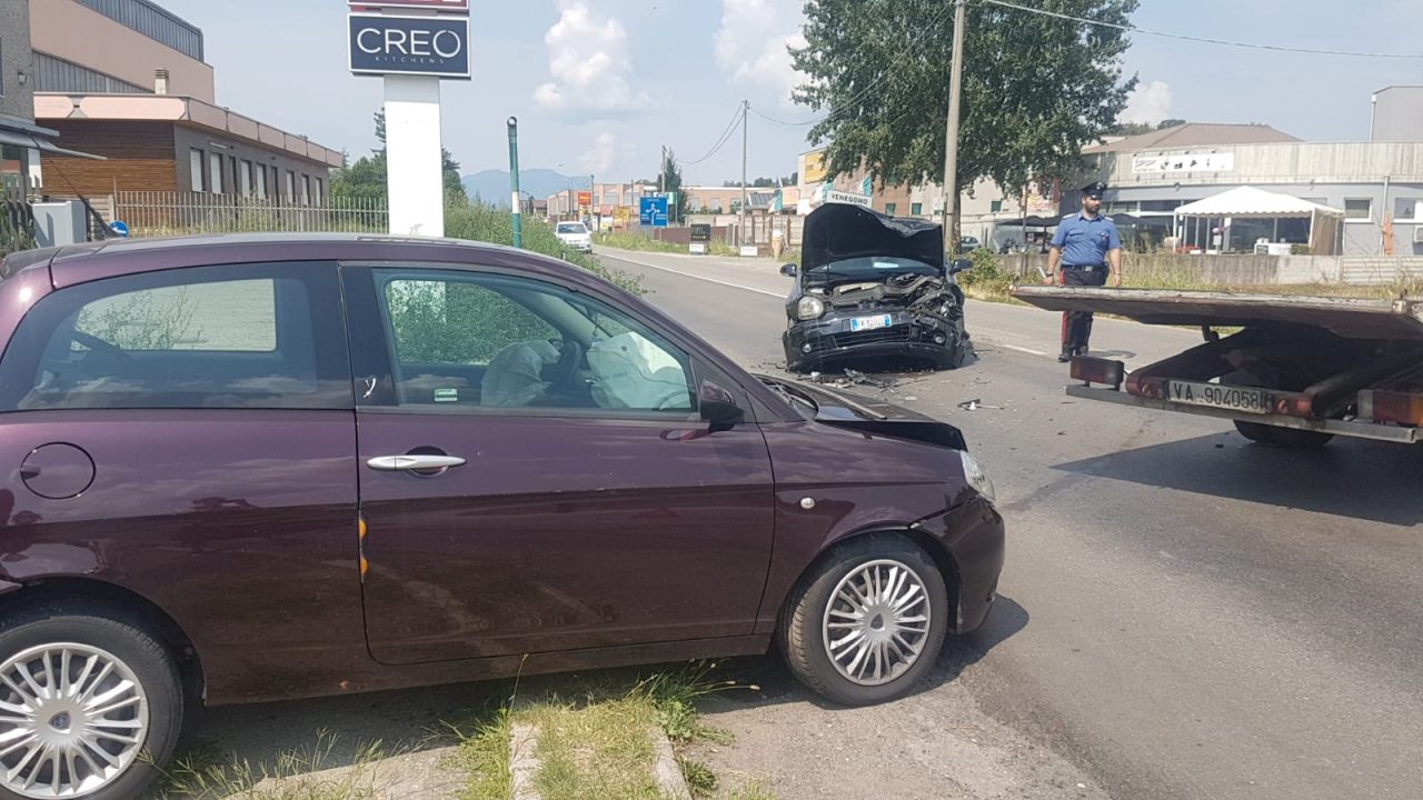 Incidente in Varesina, tre finiscono in ospedale