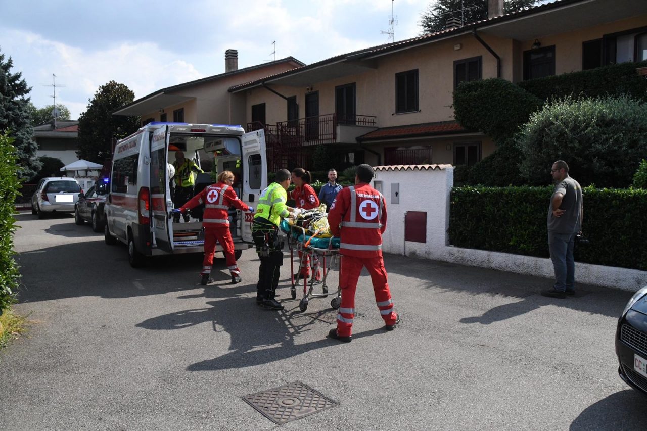 Gerenzano, aggrediti dai cani del figlio