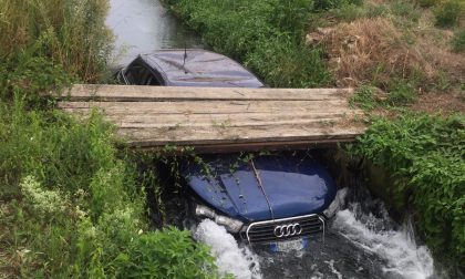 Buscate, auto finisce nel canale - LE FOTO