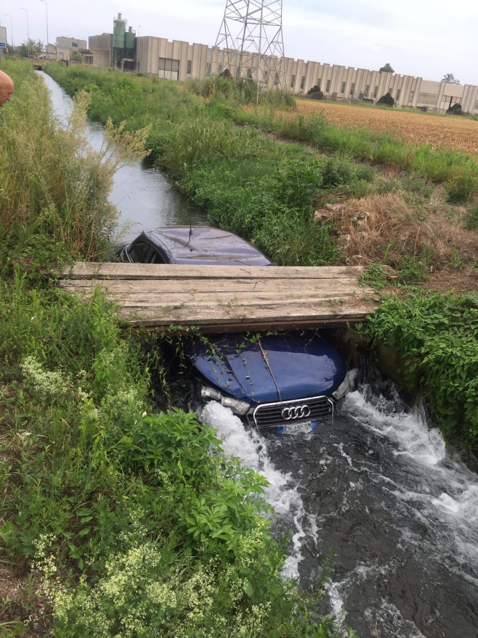 Buscate, auto finisce nel canale – LE FOTO