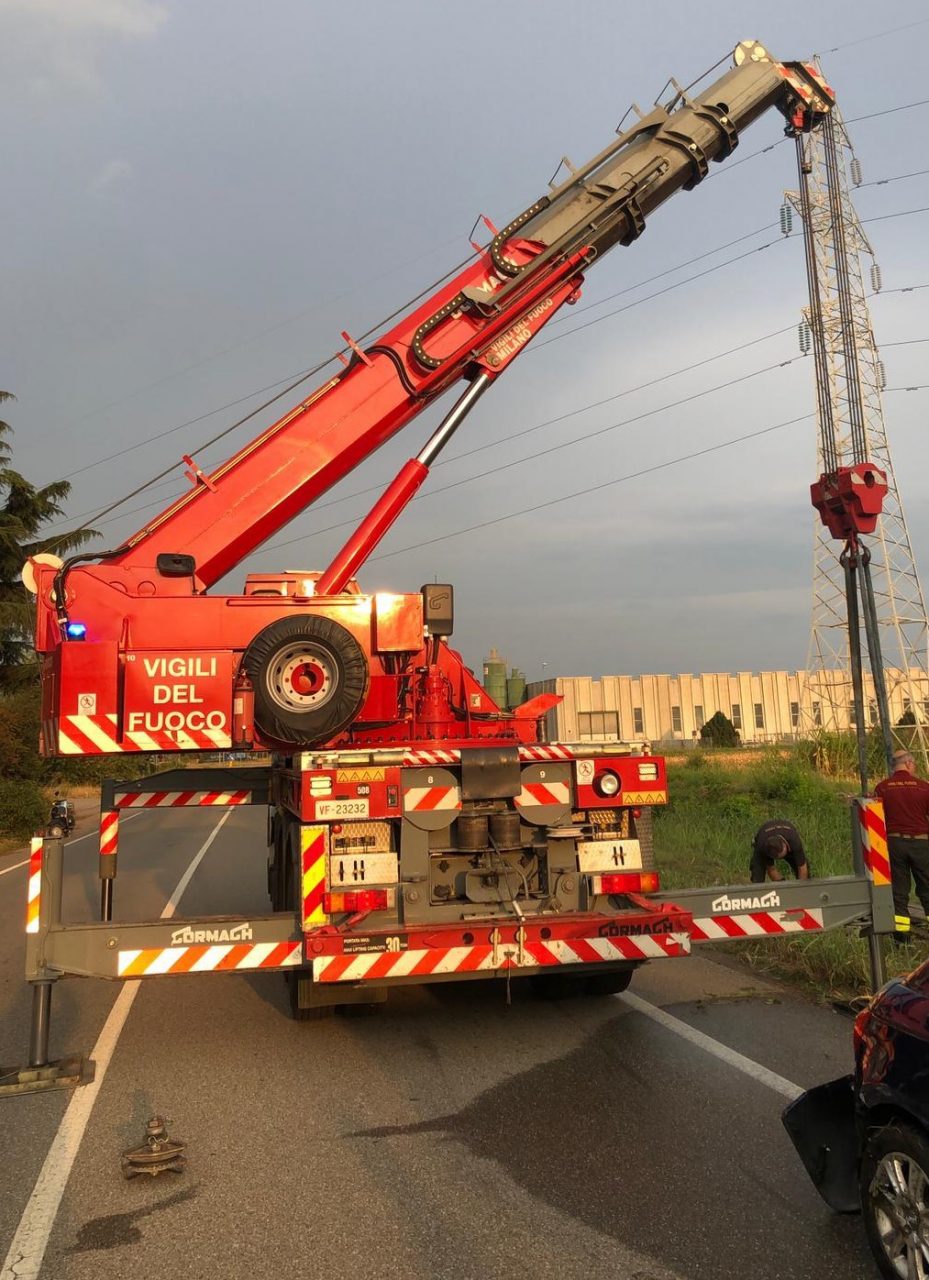 Buscate, auto nel canale